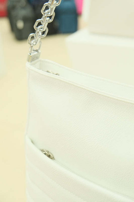 Stilinga balta rankinė