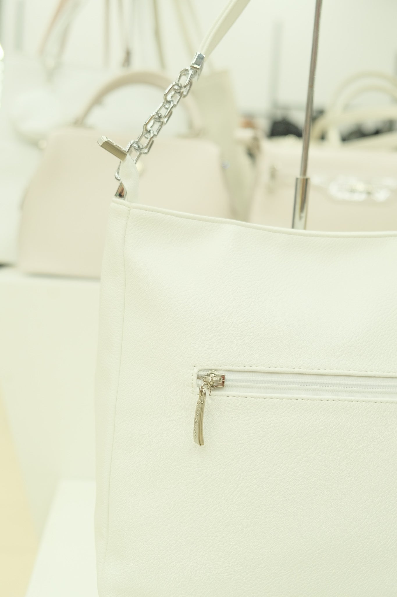 Stilinga balta rankinė