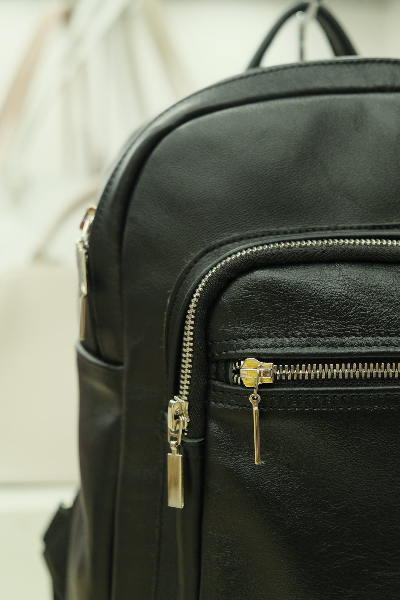 Lietuvių gamybos natūralios odos kuprinė – juoda