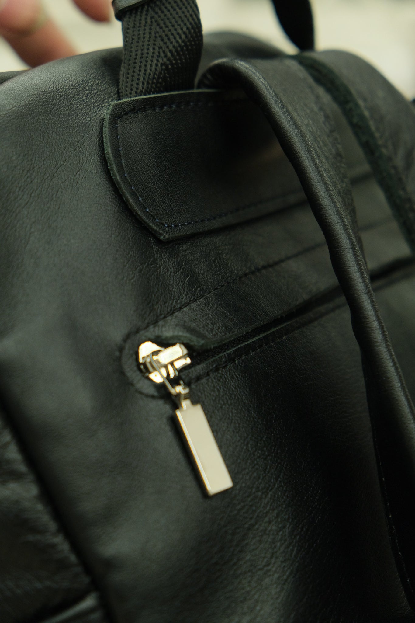 Lietuvių gamybos natūralios odos kuprinė – juoda